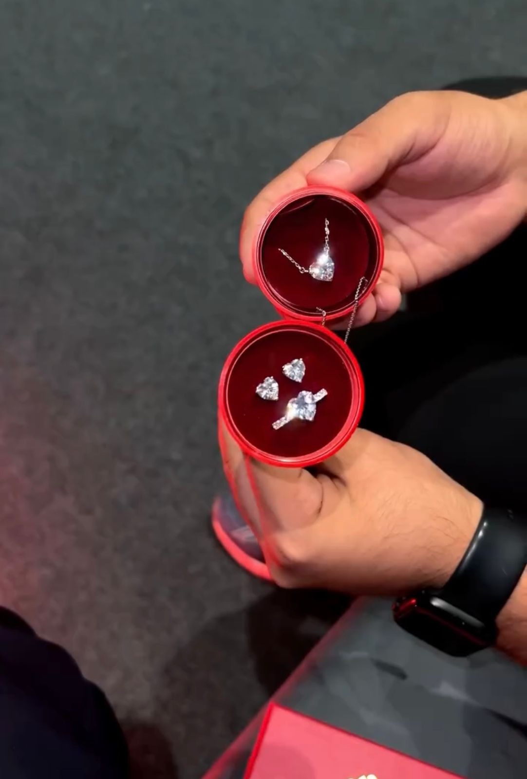 Meta rose with Daimond set.